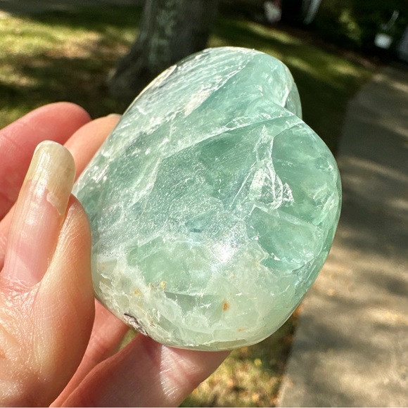 Genuine 574.00 Cts Green Fluorite Heart - Picture 4 of 16